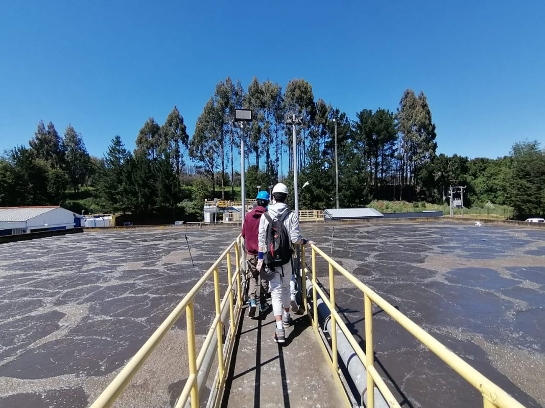 Estudiantes-del-Liceo-Ricardo-Fenner-La-Union-visitan-la-Planta-de-aguas-de-ESSAL-Cocule