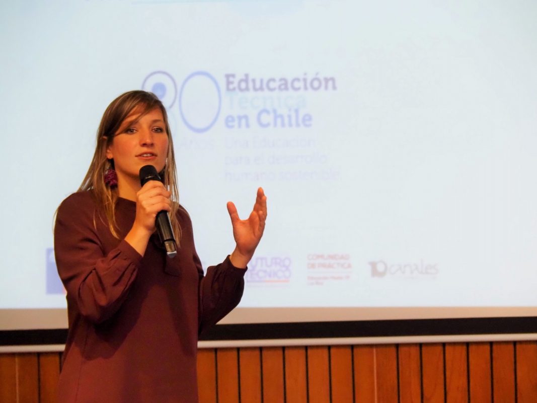 Frederique Gudelj, directora regional Los Ríos de ONG Canales en la celebración de los 80 años de Educación Técnica en Chile.